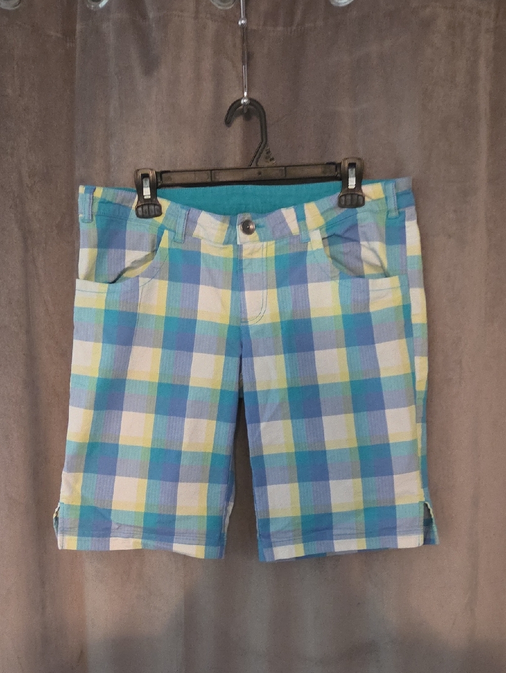 Oakley Size 13/14 Women’s Plaid Flat-Front Shorts in Blue, Yellow & White